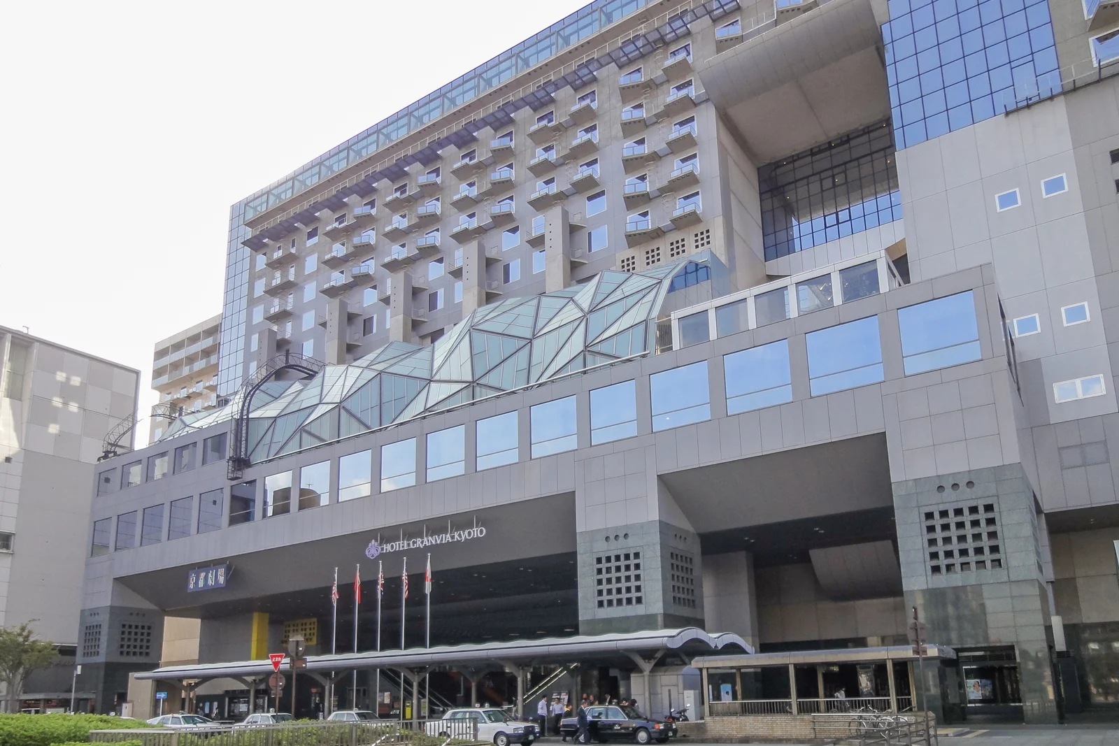 유리 지붕 장식 위로 객실 창이 층층이 보이는 교토역 빌딩 동쪽의 호텔 입구