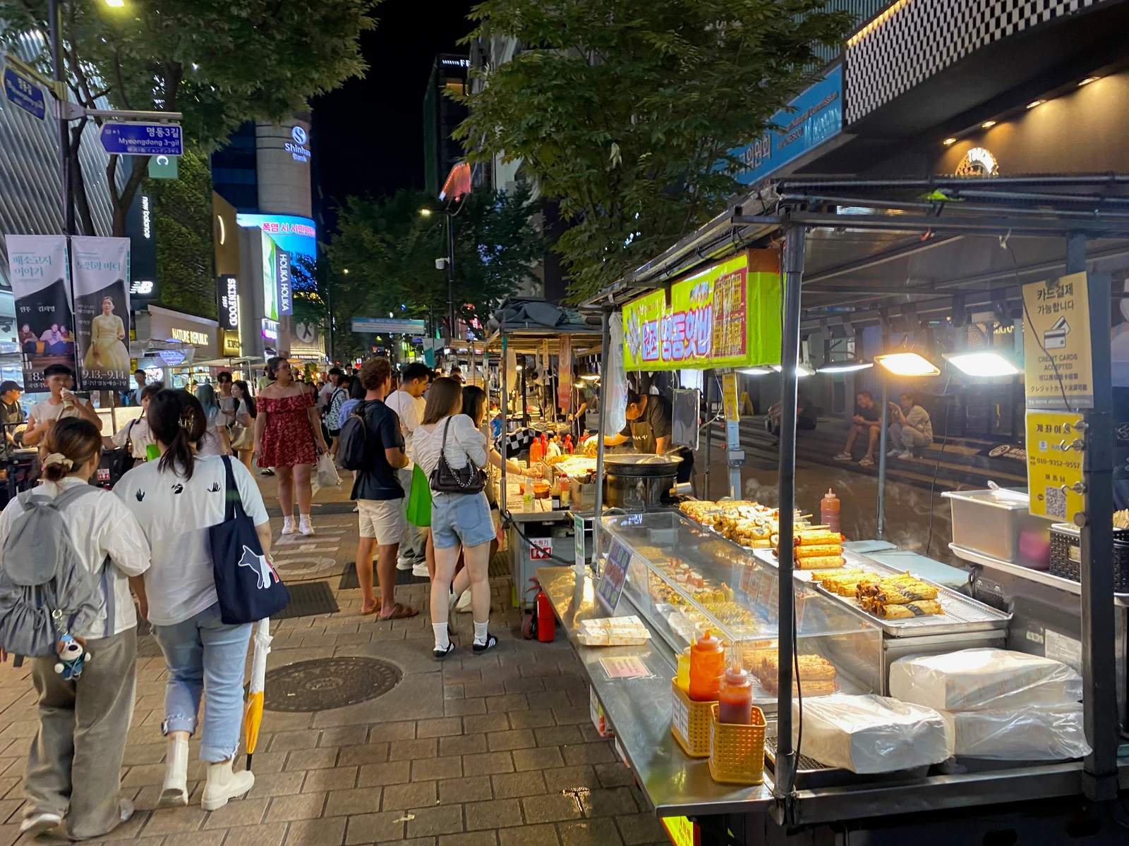 명동 밤거리와 길거리 음식 노점 · 서울 지역 참고 사진